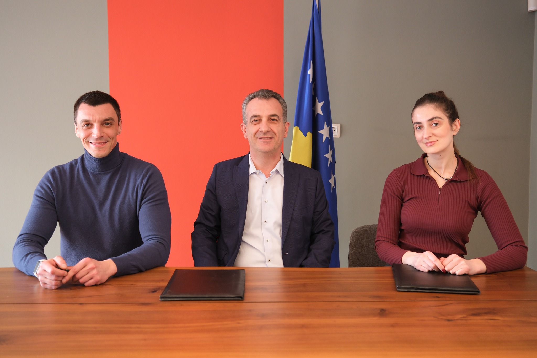 Elen and ICK representatives at the partnership signing